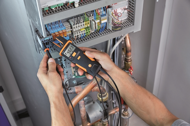 The testo 755 offers the automatic detection of electrical measurements.