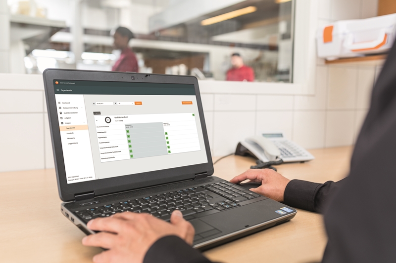 Management staff can use testo Saveris Restaurant to analyse food quality metrics.